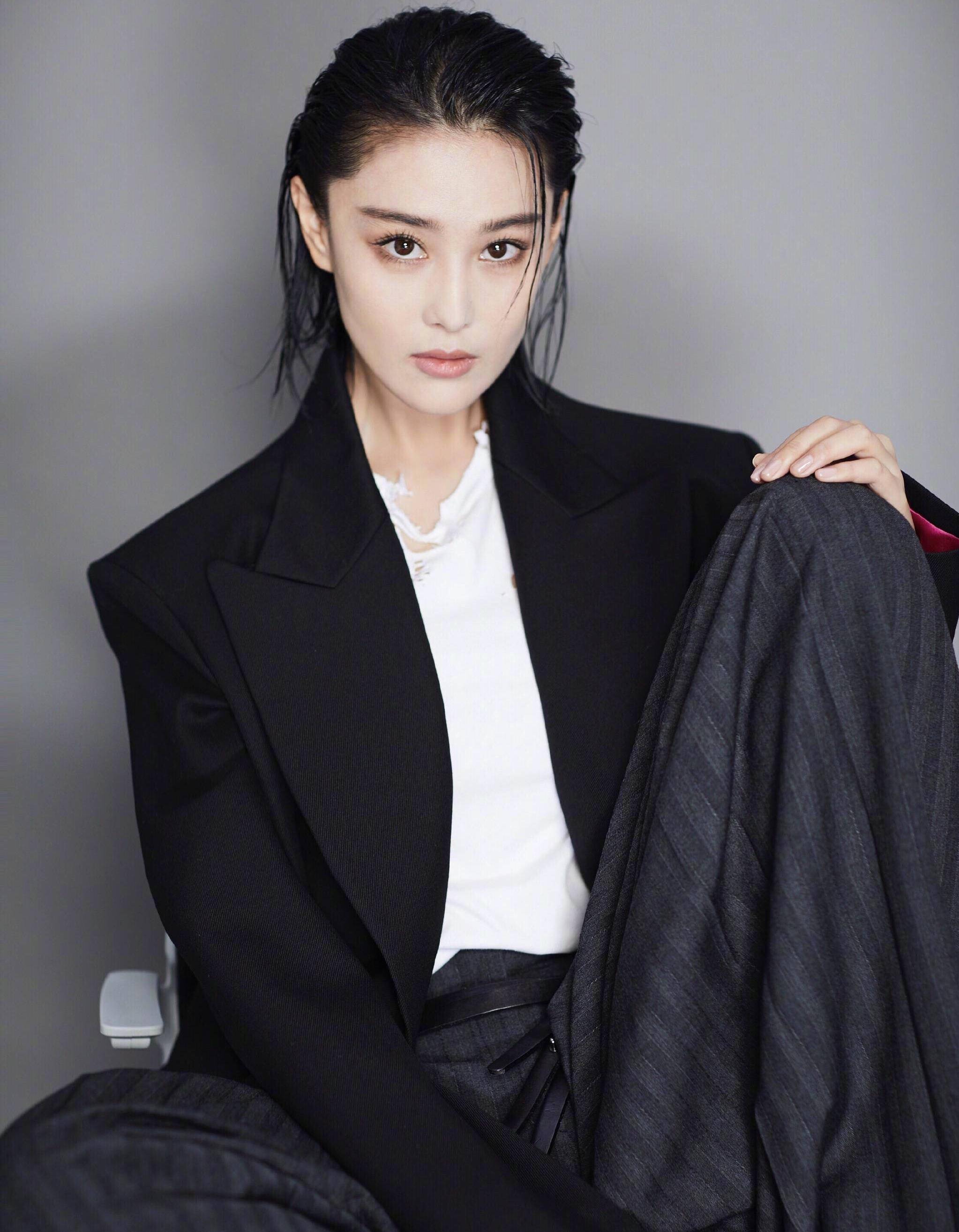 张馨予晒短发大片,"学渣短发"真好看,换上一身西装攻气十足_气质_衣服