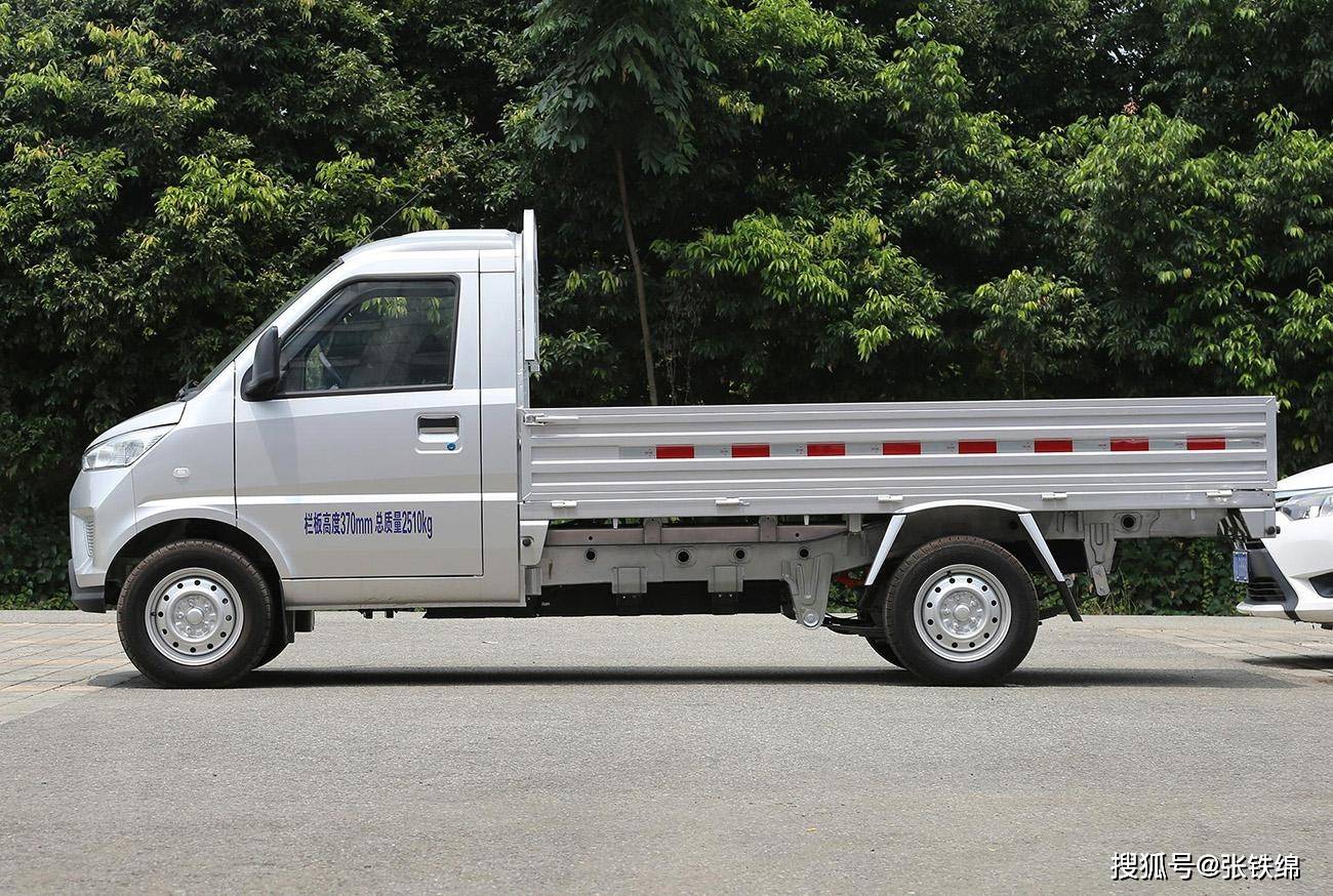 五菱新款四轮小车外观很霸气不用烧油续航281km