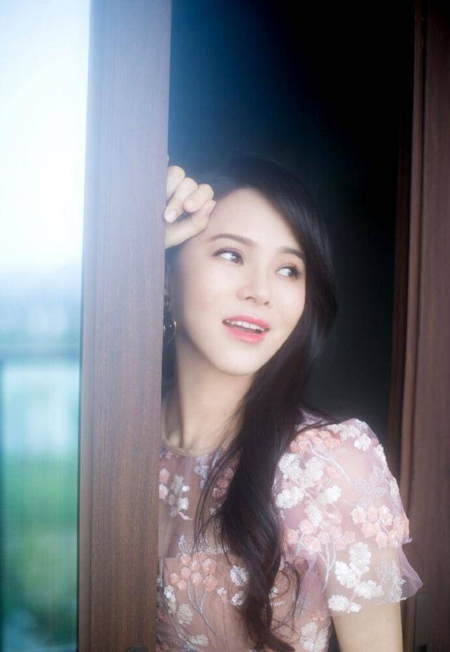 51岁伊能静真会装美,穿碎花裙太减龄,轻盈飘逸还是个小仙女_时尚