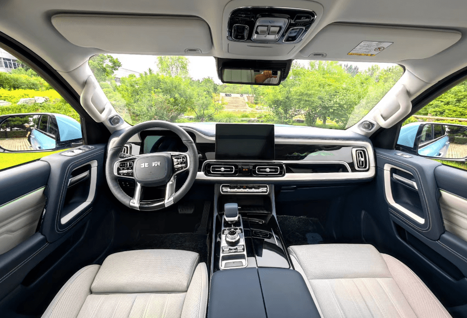 当你打开车门进入车内之后,你会发现bj60在内饰设计和做工用料上,早已