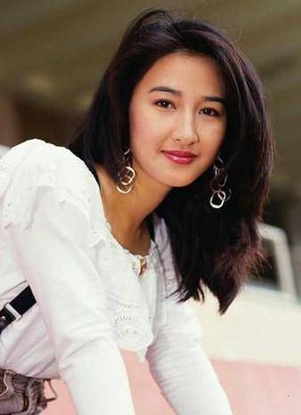 1992年,在杀青宴上,张家辉邂逅了当红女星关咏荷,对她一见钟情