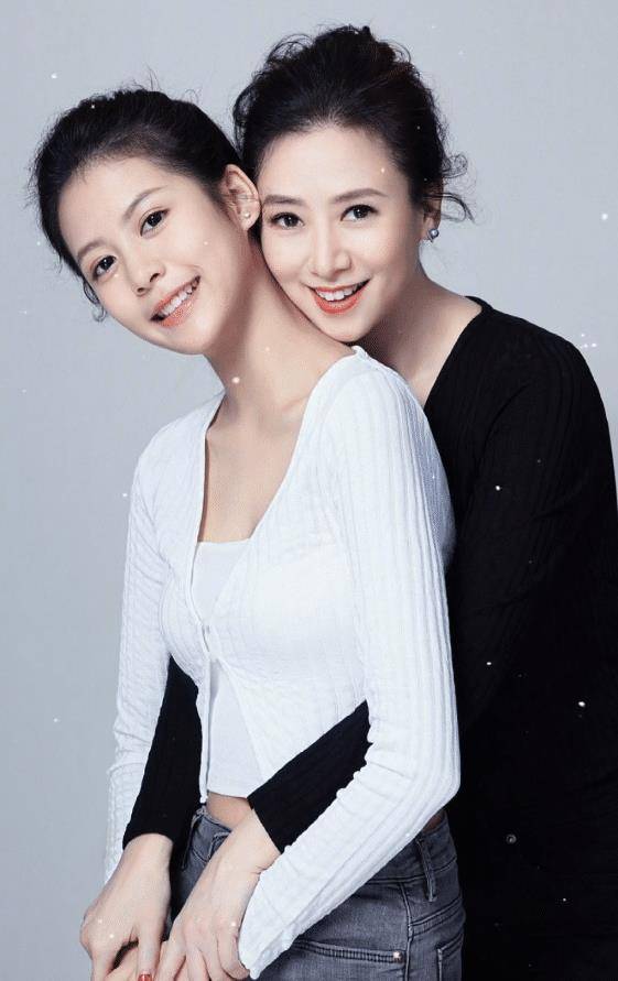 原创54岁翁虹晒全家福二婚老公被赞是韩系帅哥15岁女儿颜值胜母亲