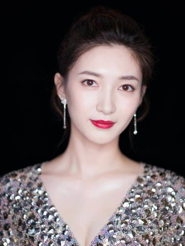 江疏影惊艳亮相某发布会身穿黑色西装实力演绎香车美人的造型_亮片