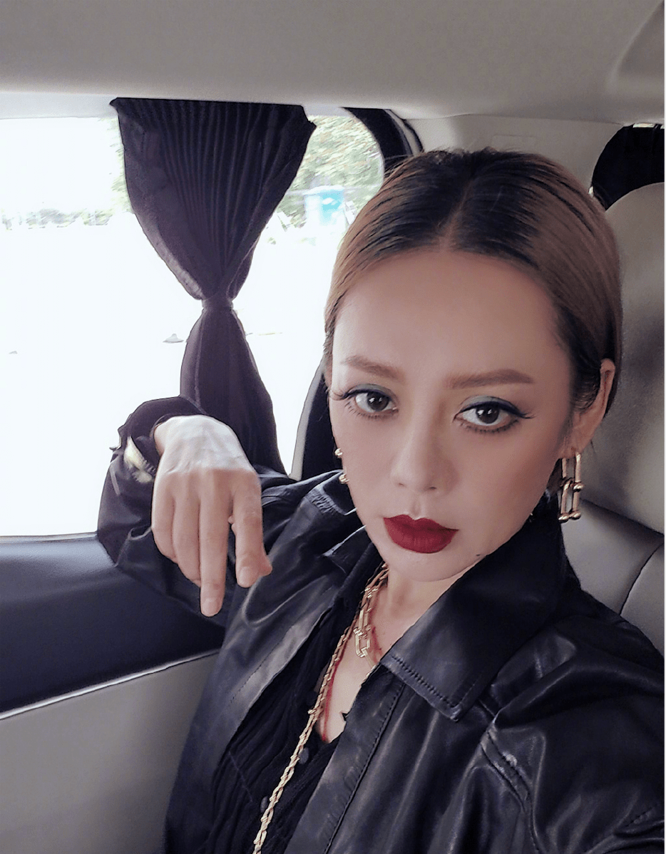 往往这些定义,就会潜意识的变成一种人设,并通过网络传递给彼此明星给