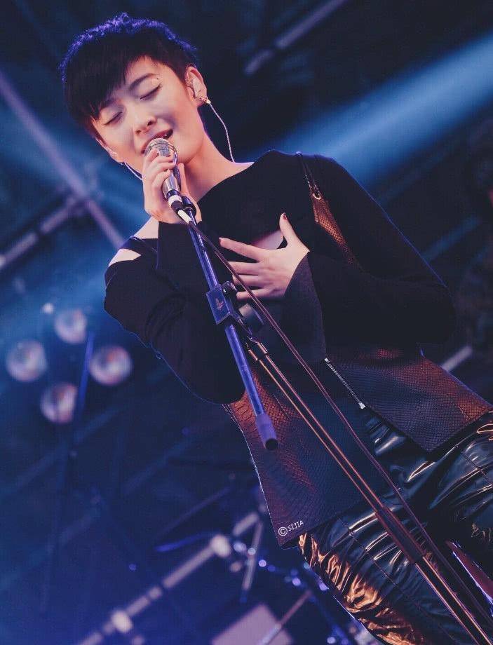 原创曾轶可穿背背佳绑着黑色胶带在手上网友撕下来好疼