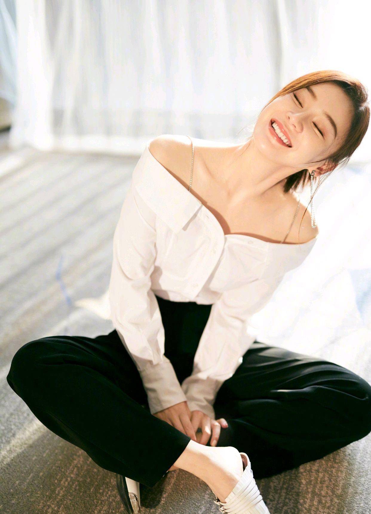 原创袁姗姗的衣品就是好身穿薄荷绿上衣搭配蓝色牛仔裤清新又时髦