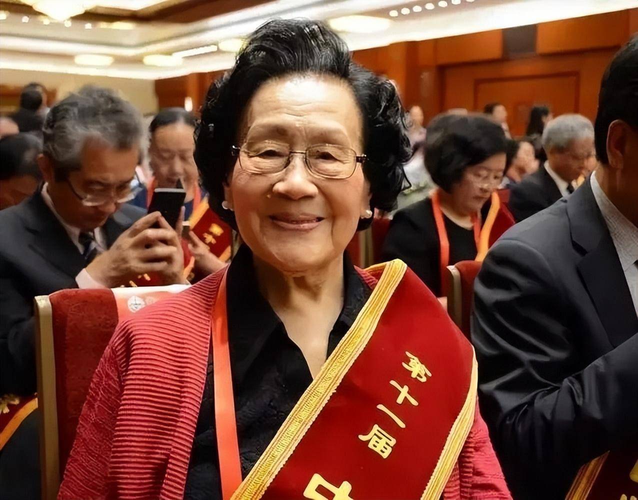 原创百岁国医大师陈彤云皮肤光滑头发黑亮她的养生秘诀被公开