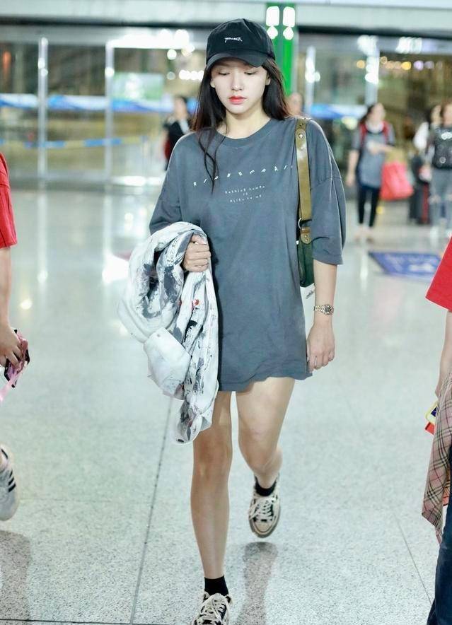 程潇的好身材藏不住,穿长t恤玩"下衣失踪",曲线招摇挺迷人_白色_荧光