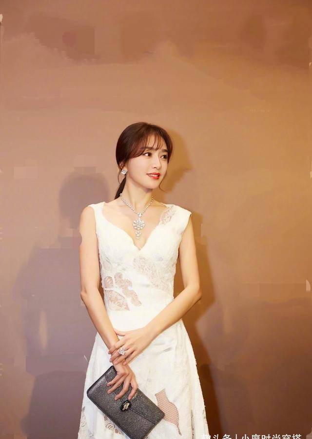 原创秦岚这回时尚上阵挑战白色v领礼服裙气质优雅高贵