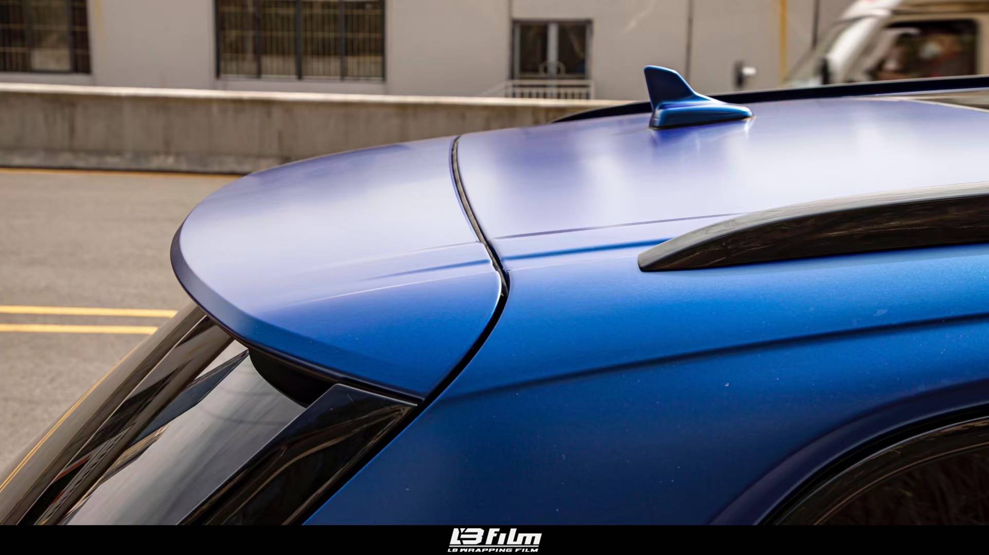 奥迪q7-lbfilm改色膜电光深海蓝,哑光拉丝质感的膜