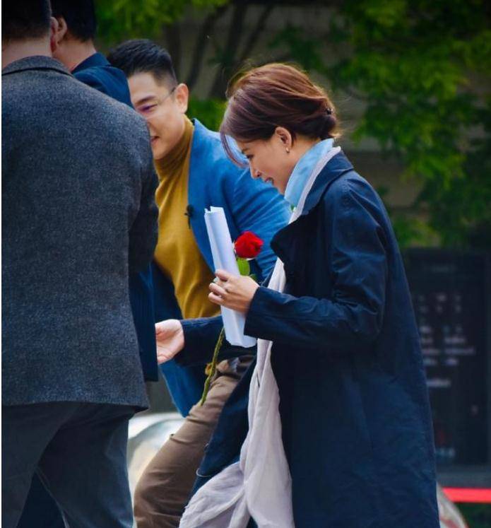 董卿罕见跳新疆舞,穿风衣配丝巾优雅知性,盘发造型气质好高贵_整体