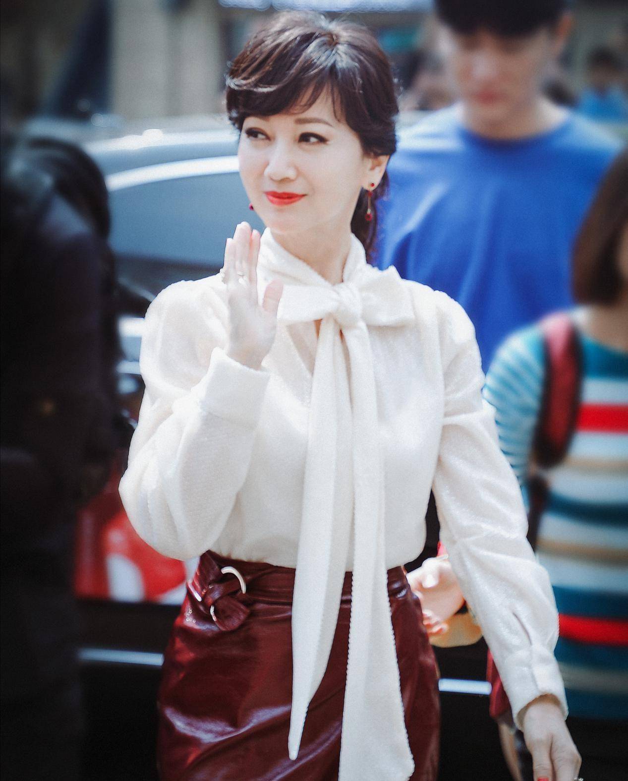 赵雅芝美丽得太好一袭白色连衣裙精致优雅年过半百依然俏丽