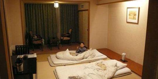 真相了！日本人为何有床不睡，却选择睡地板？日本美女透露其秘密