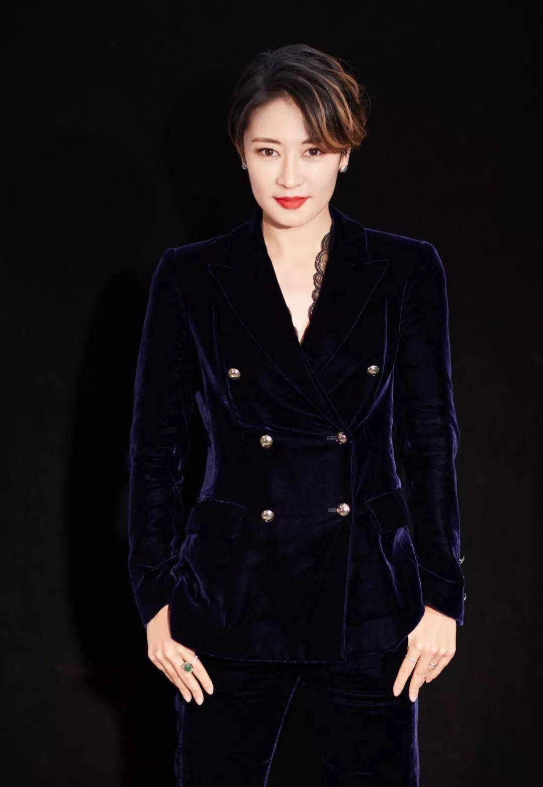 梁静大背头短发比女明星还要飒!