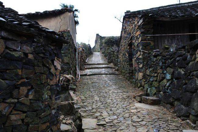 宁波一奇葩古村落，建筑全由石头搭建，到此仿佛进入一石头世界