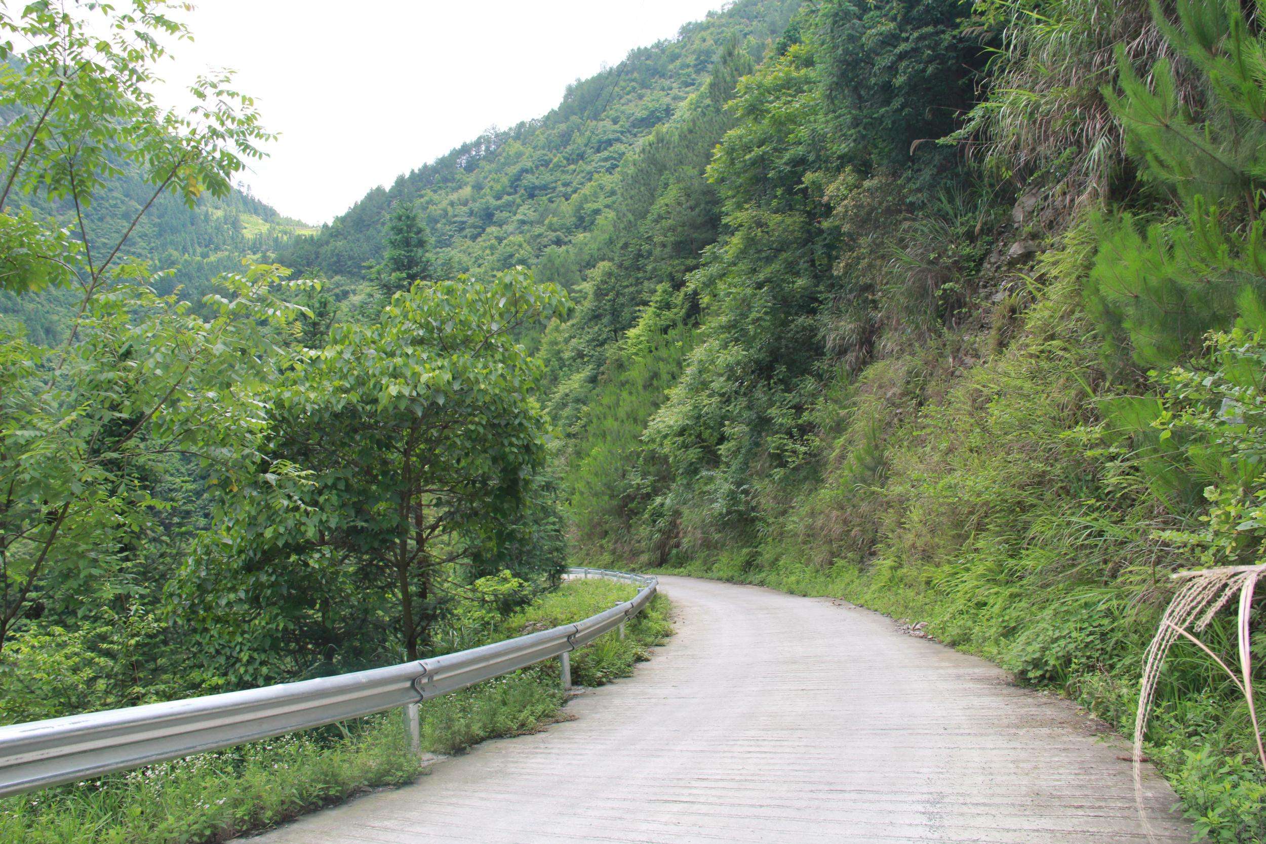 对于农村公路,最难受的是山区的乡村公路的坡度,车稍微差一点儿就上不