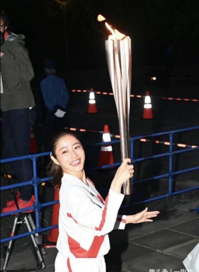 石原里美成奥运传递大使,现身公园传递火炬,笑起来超甜美_卫衣_疫情