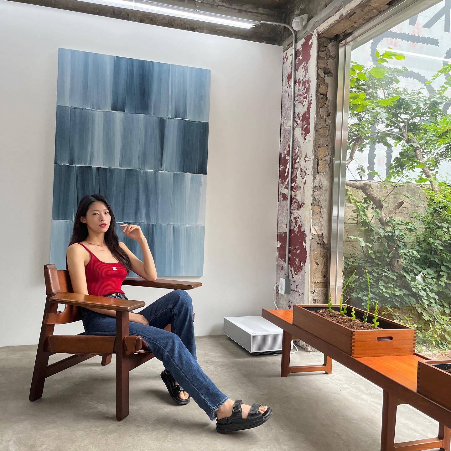 原创aoa雪炫晒美照牛仔裤红背心性感与可爱并存