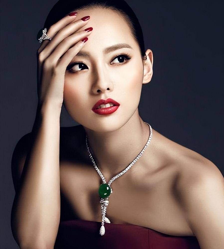 "美玉"千万不要硬戴,有的人看起来高贵大方,有的人衬得像假货_翡翠