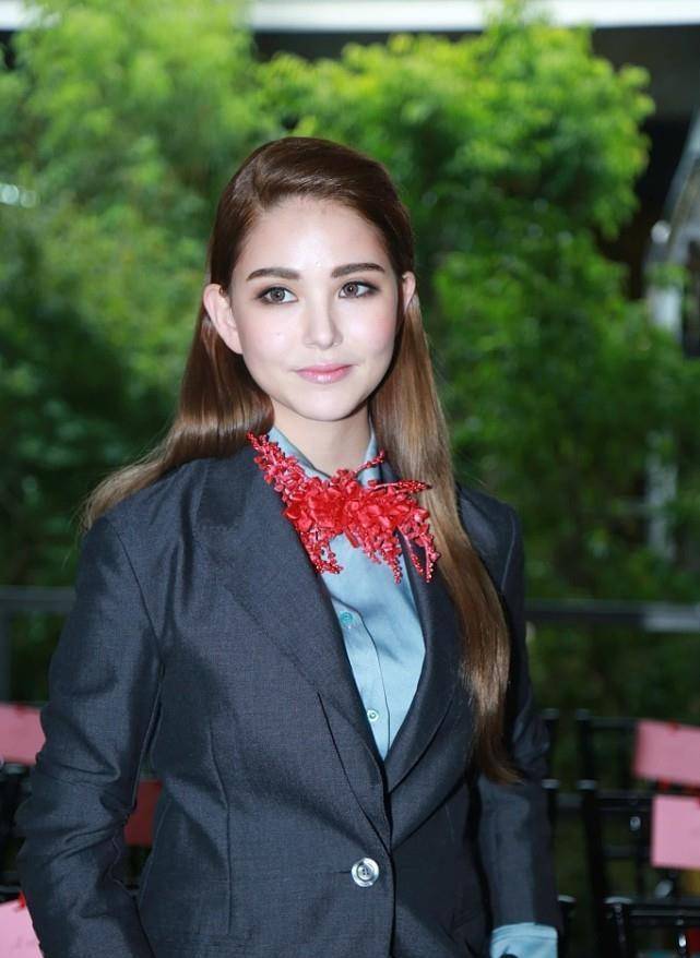 昆凌穿西装秀身材,温柔气质难挡,无名指戴着婚戒,看着好亮眼_款式