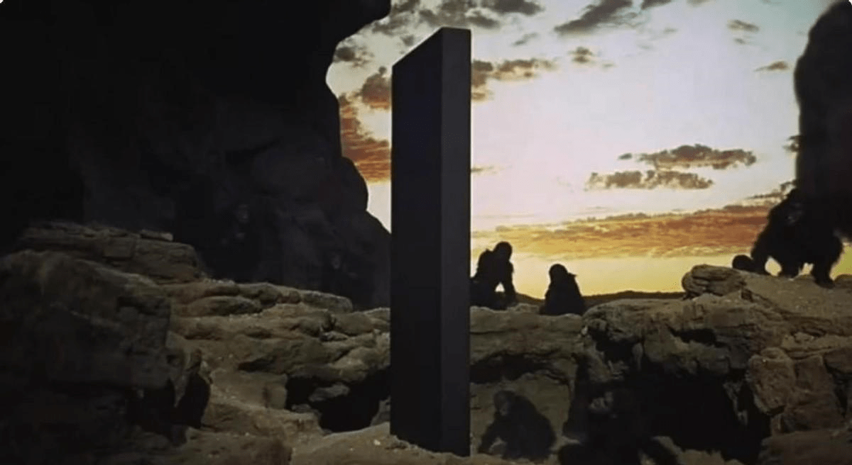 《2001太空漫游》在《独行月球》,曾经在独孤月上出现了一块黑色石碑