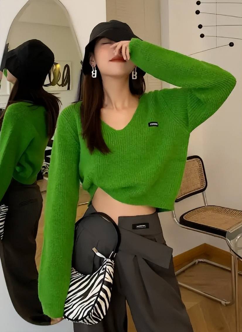 混合出的效果就是率性正直的军绿色了,这种颜色非常适合中性元素的单