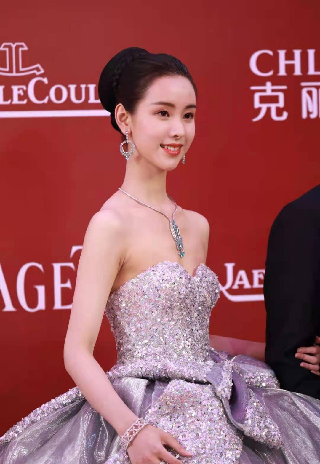 陈都灵实在太瘦了,骨感身材连抹身材裙都"挂"不住,好在颜值出众_面料