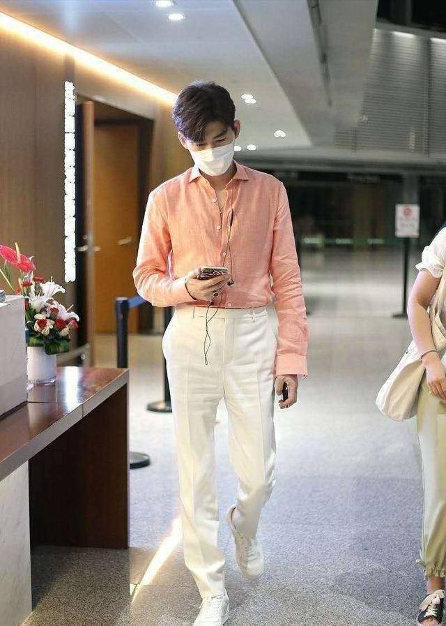 原创张翰变身粉红王子一身粉色衬衣搭白西裤好帅大长腿也太抢镜了