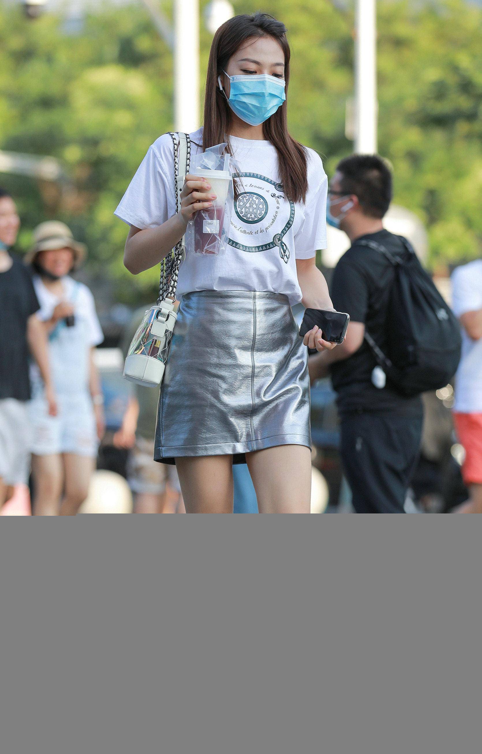 原创街拍亮银色皮裙搭配高跟凉鞋展现出时尚的女神气质