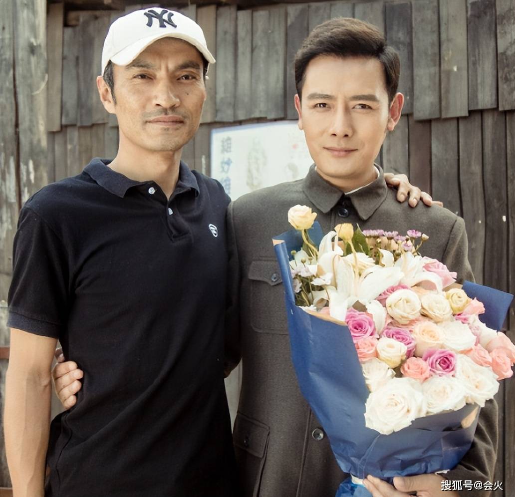 原创男星徐海为蹲路边吃盒饭手端米饭大口狂吃3大盒素菜太接地气