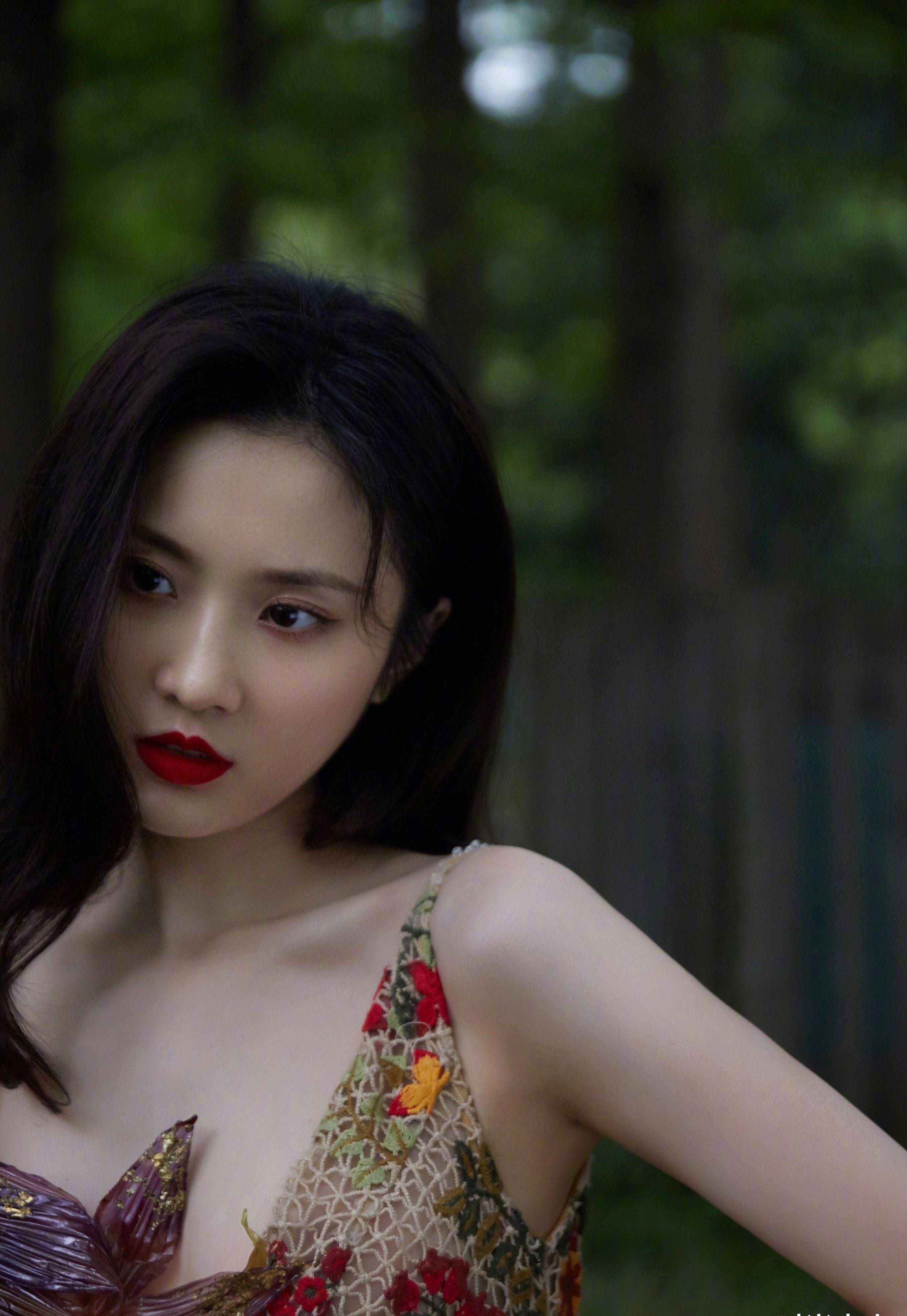 张慧雯海滩边写真,黄色吊带印花裙跪在沙滩上玩耍,好有夏天感觉_气质