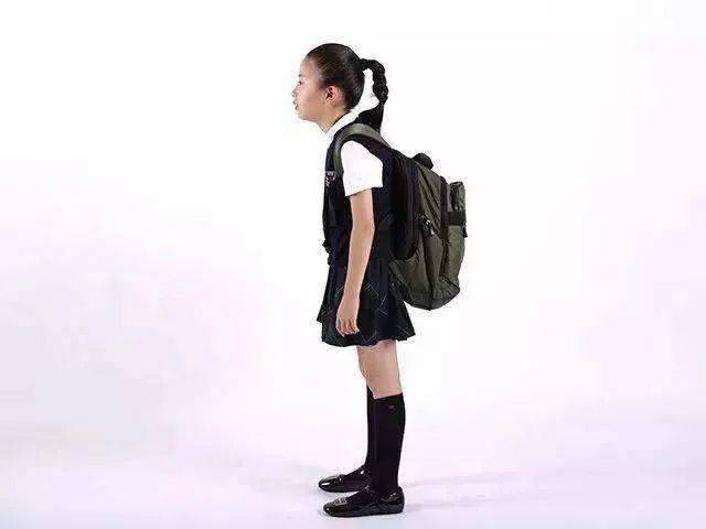 "但孩子的家长一旦离开,孩子的腰又不知不觉地弯下去了.