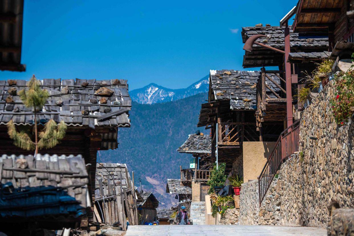 原创云南建在悬崖旁的古村庄已有300年的历史堪称现实版世外桃源