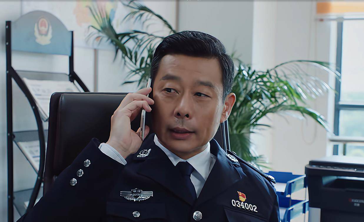 2002年参演了《《法不容情》》和《《危险进程》》两部电视剧,正式