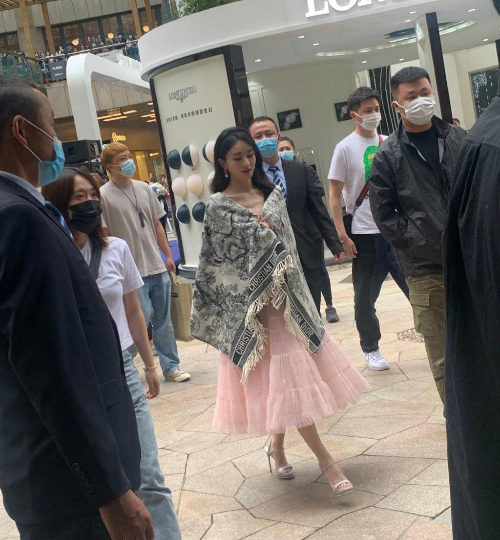 赵丽颖昆明活动生图美成仙女,披肩后更美,举杯喝香槟动作绝了_造型