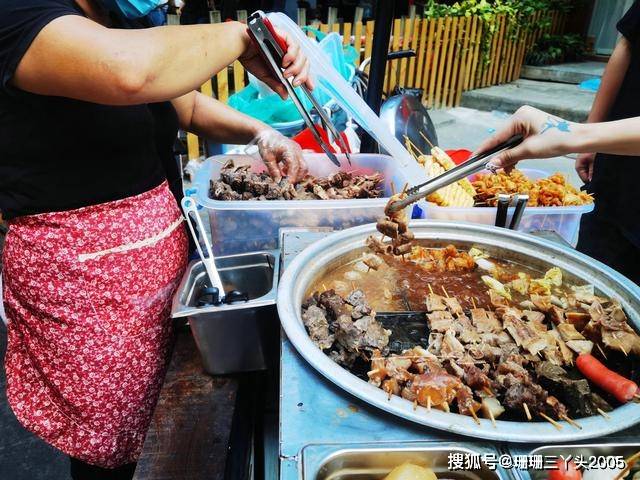 外地游客第一次到广州旅行，看到街边牛杂档，好奇：这么热还吃？