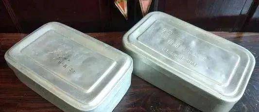 第四个老物件:饭盒在六七十年代的时候物资相对匮乏,所以购买任何物资