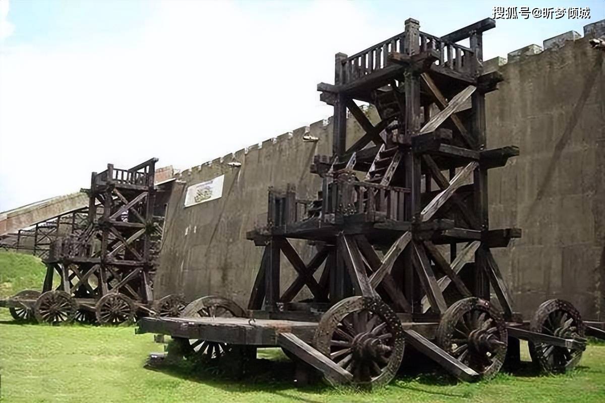 云梯作为攻城器械到了现代并未失去它的作用,现代的消防梯就是参考了