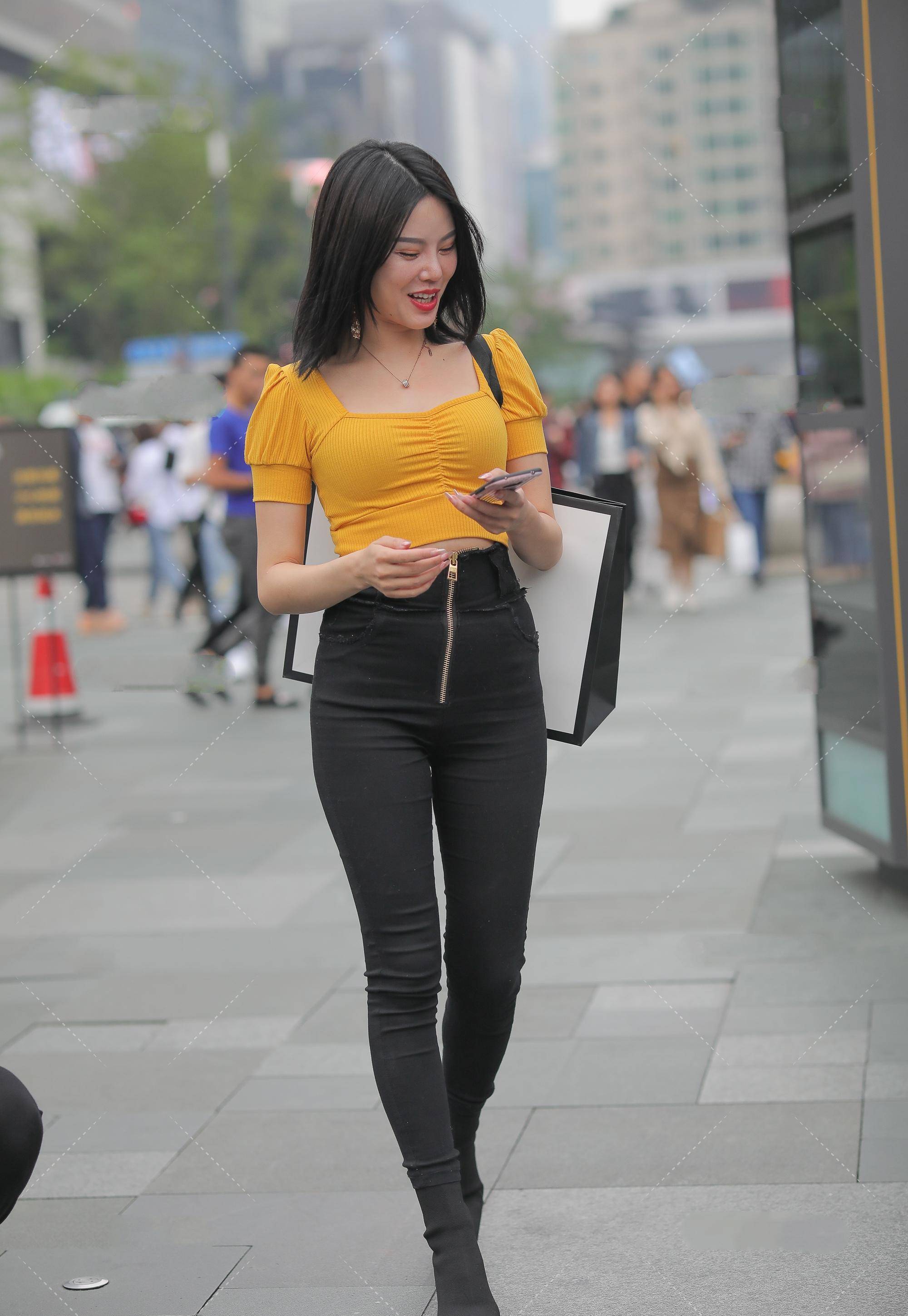 黄黑搭配也是比较考验人搭配技巧的,搭配得当就能让你轻松拥有一套