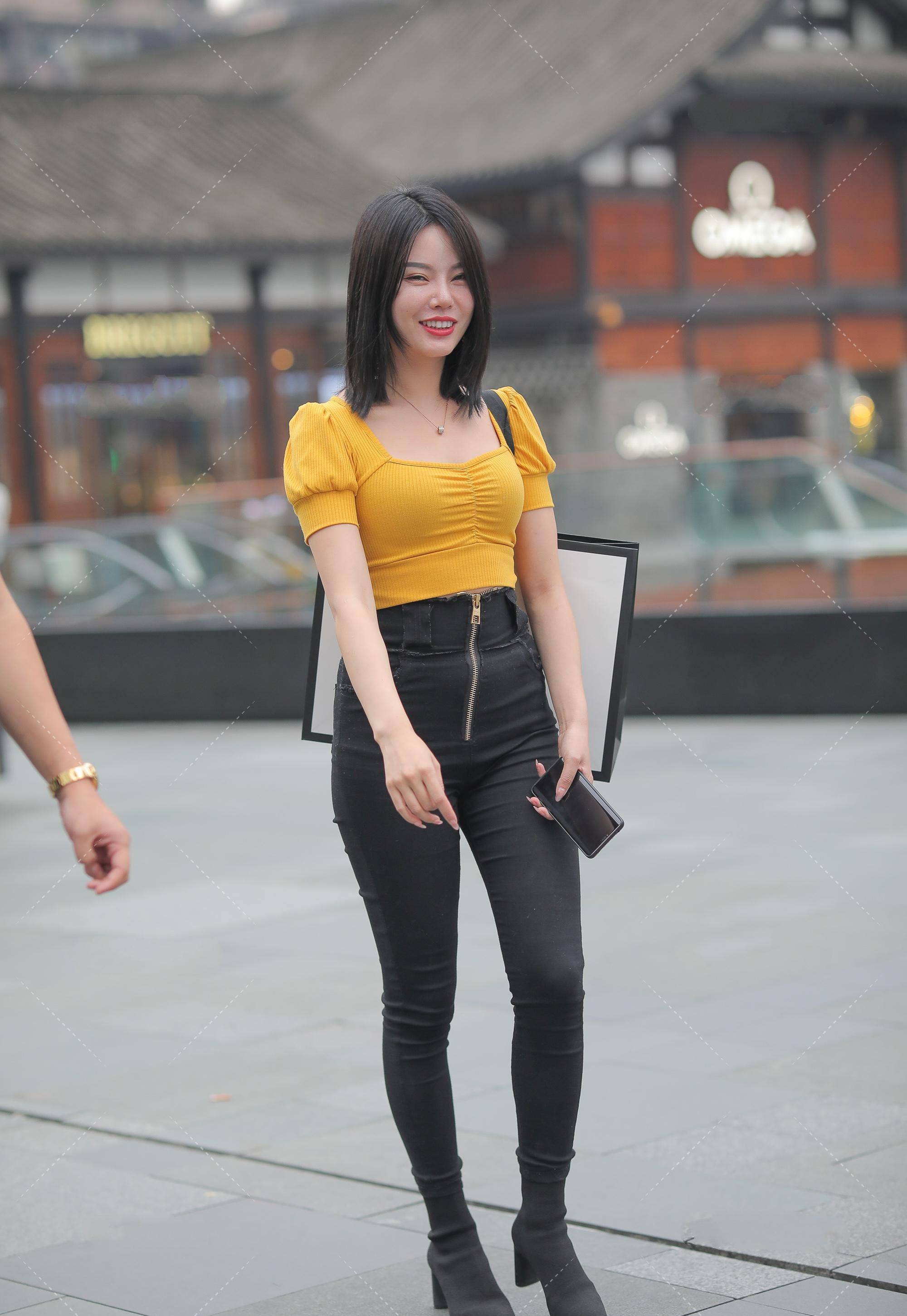 轻复古黄色针织衫,搭配超高腰长裤,时尚窈窕的黄黑配色穿搭_女孩子