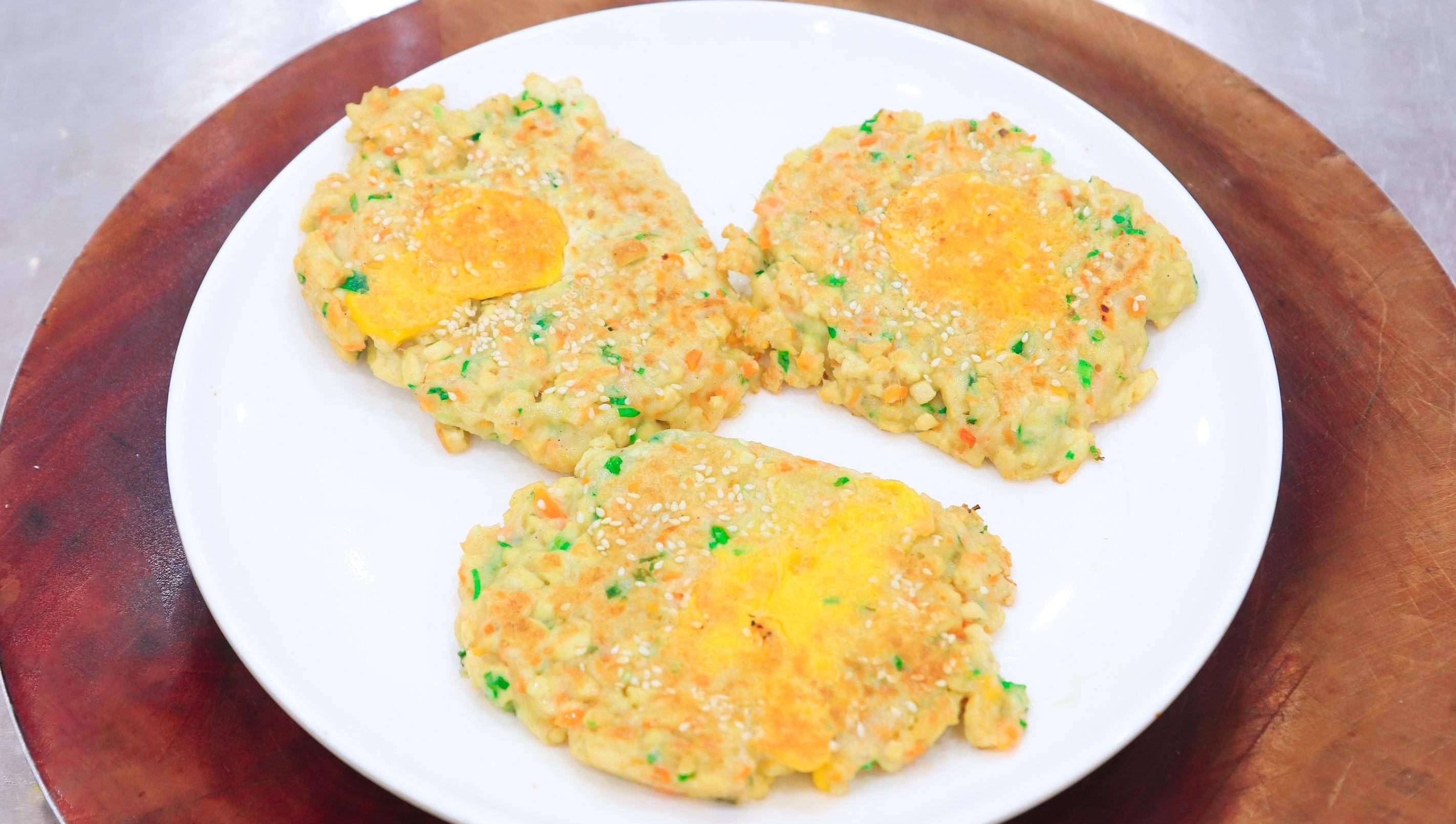 1根胡萝卜,做出香软可口的香煎豆腐饼,简单又营养_小饼_口感_做法