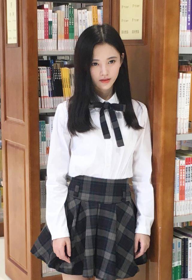 怪不得说鞠婧祎上学时没人追,看到她的"校服照",搁我我也不追