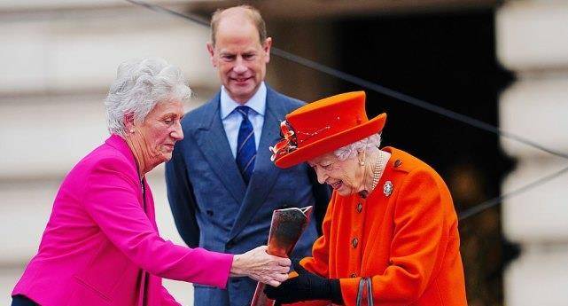 95岁女王重返白金汉宫，橙色套装很提气，有小儿子陪伴开心写脸上