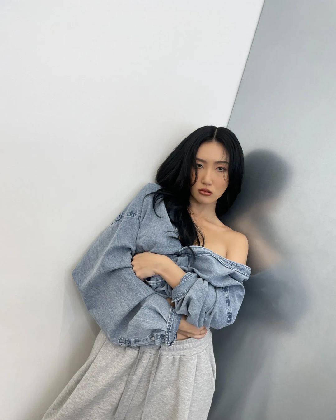 27岁韩国女星华莎,“大胆性感”时尚,秀出笔直锁骨和圆润肩线_Mamamoo_合作_安惠真