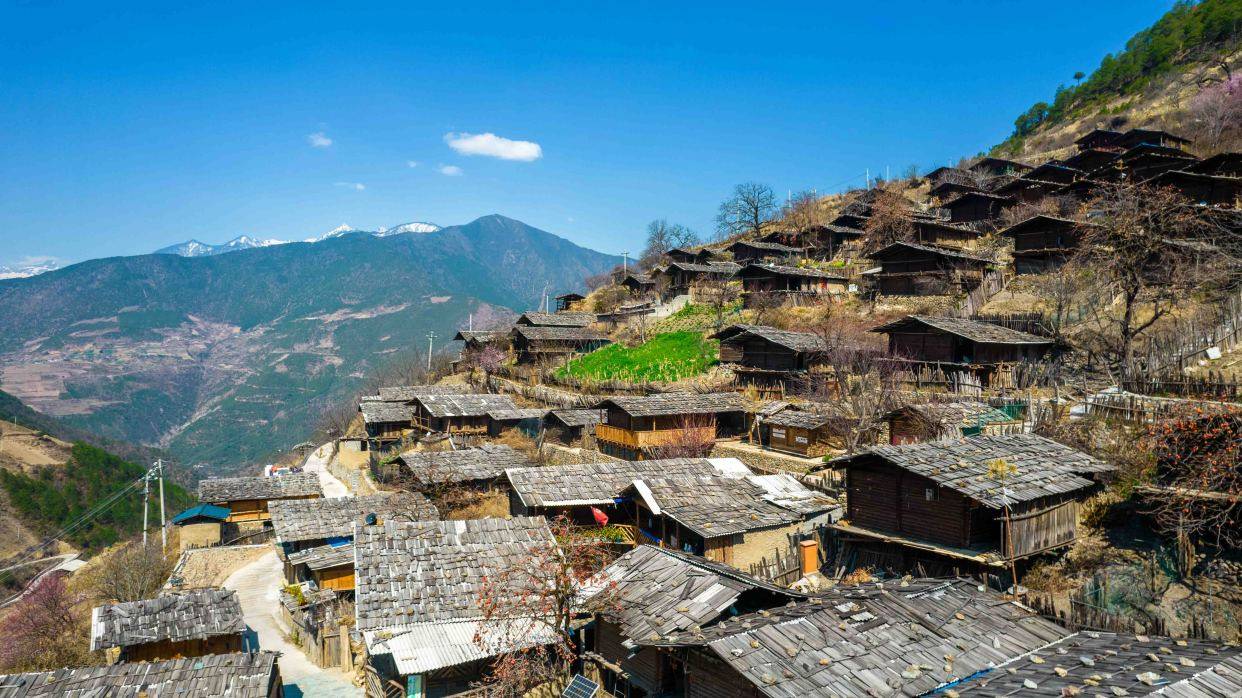 云南建在悬崖旁的古村庄，已有300年的历史，堪称现实版世外桃源