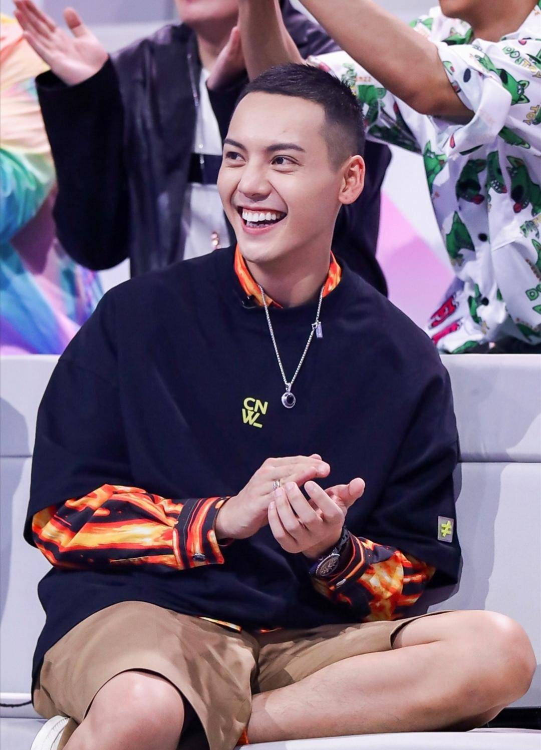 陈伟霆"大男孩"风格,寸头 t恤,阳光魅力十足!