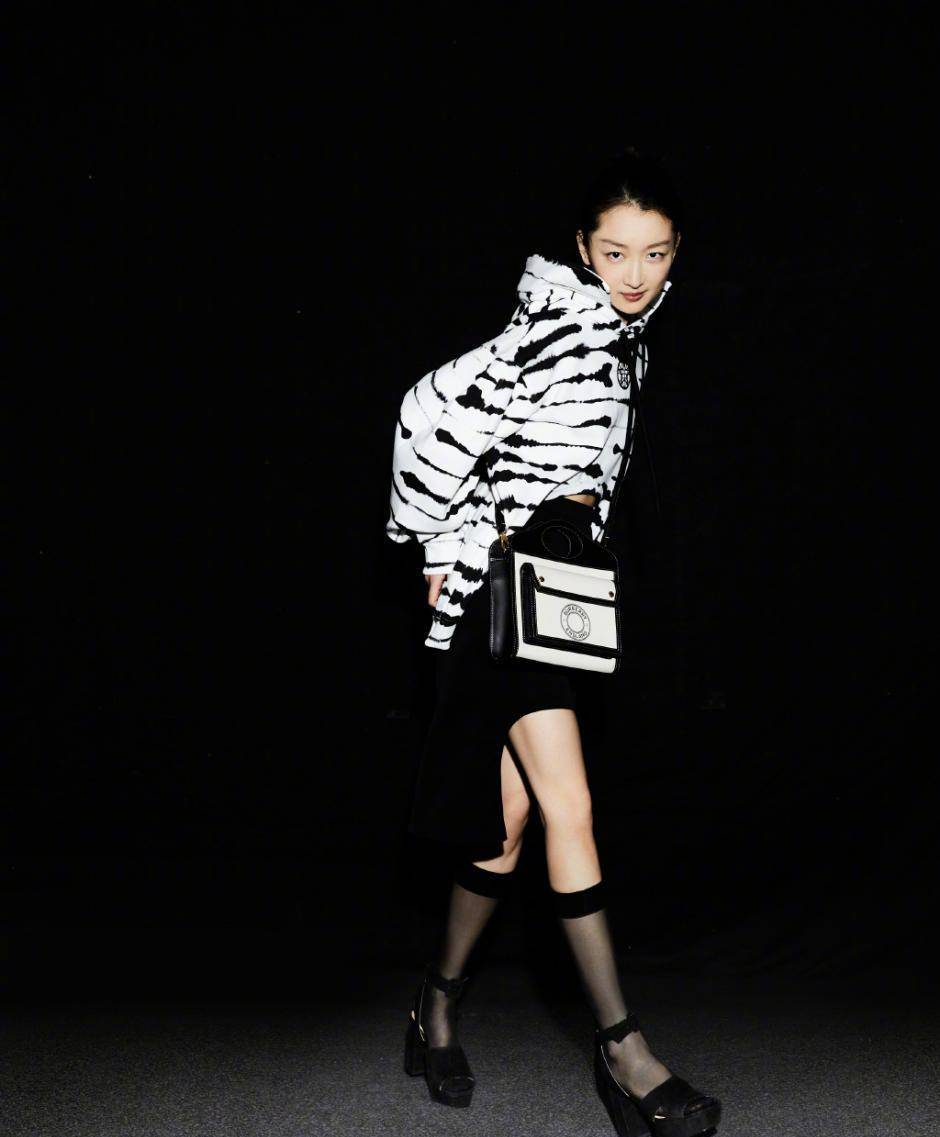 原创周冬雨卫衣配时尚袜平板身材也时尚时尚达人真不是浪得虚名