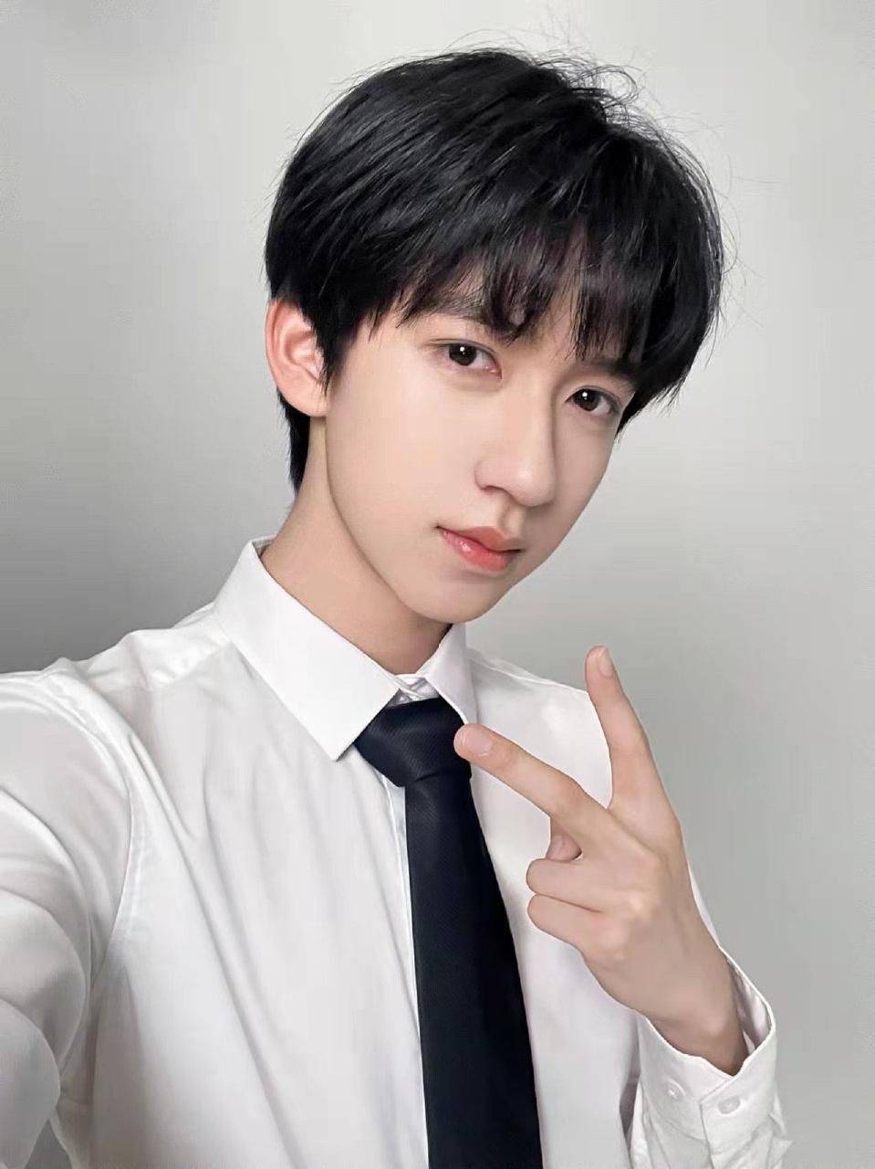 原创时代峰峻确认贺峻霖获得北电合格证三证在手播音表演双开花