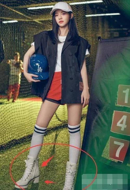 既有运动风,又有高跟鞋的元素,鞠婧祎穿上的效果,瞬间腿长两米既视感