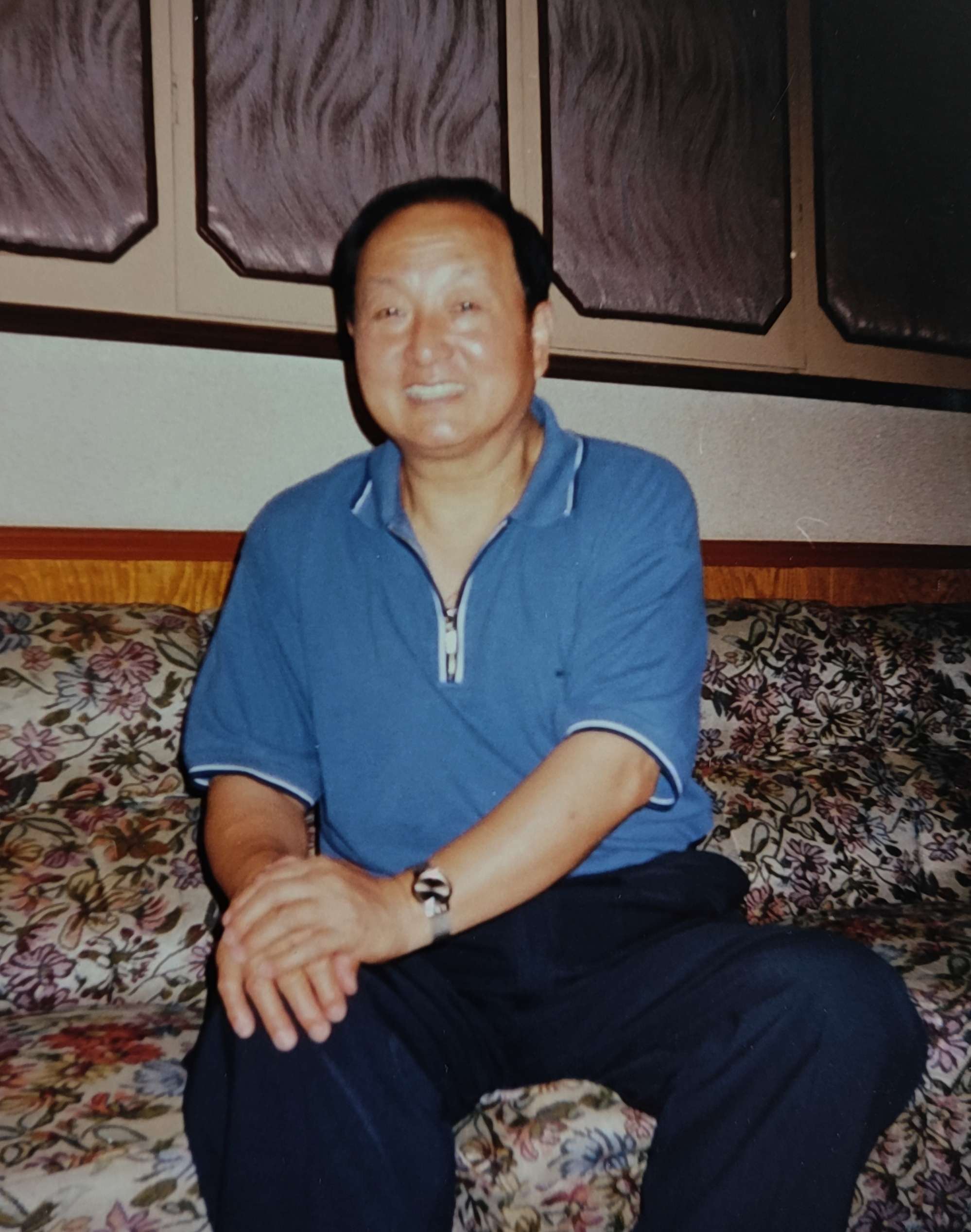 1999年,在黄梅戏新剧目《秋千架》中,黄宗毅扮演皇帝.